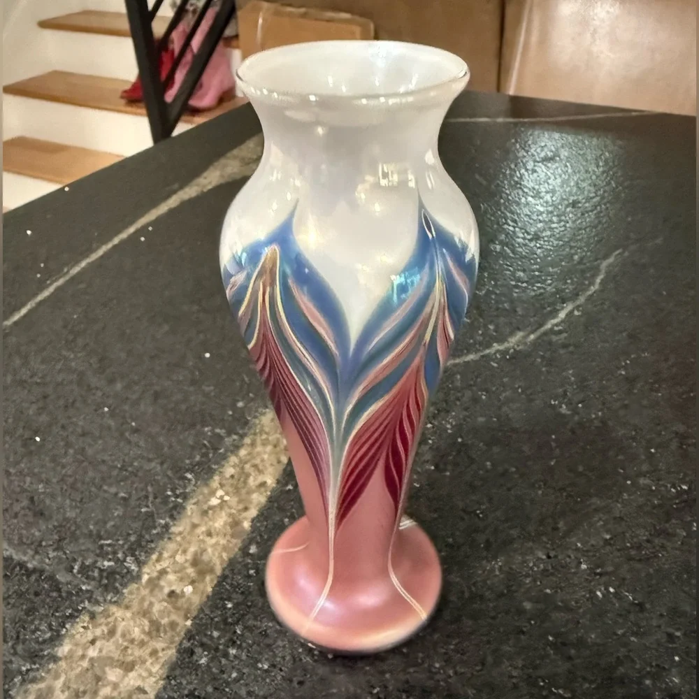 Stunning Signed Zellique Studios Pulled Feather Vase – 1982